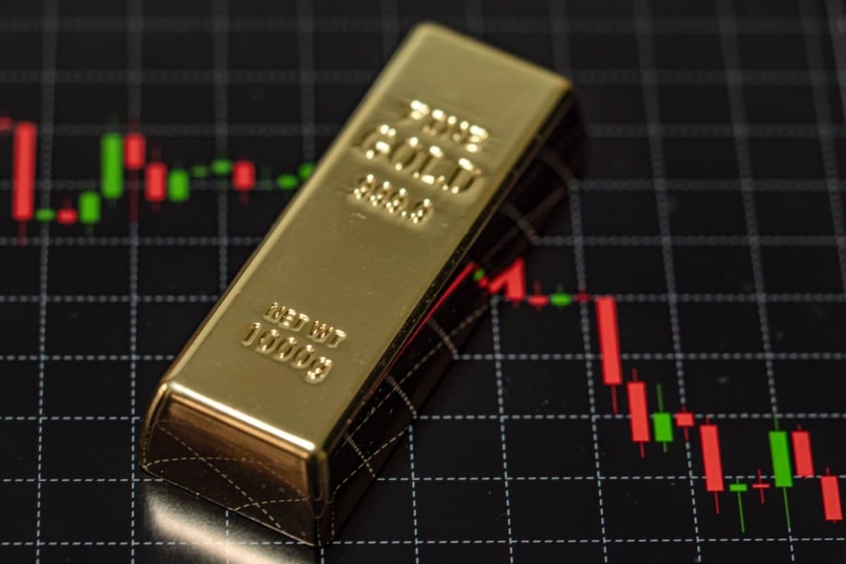 Gold Prices Dip but Head for Monthly Gain Amid Geopolitical Watch