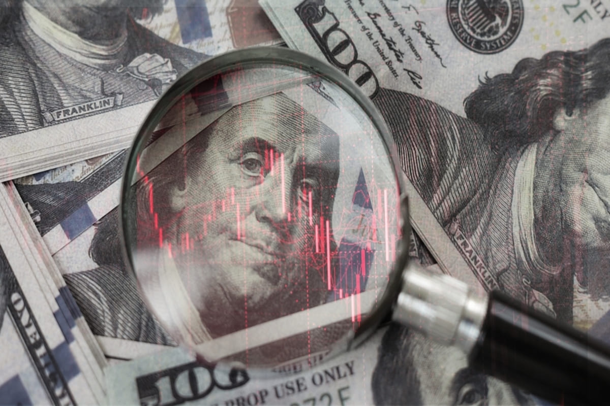 U.S. dollar index holds at 100.662 but heads for 0.3 percent weekly loss as Fed hike bets fade