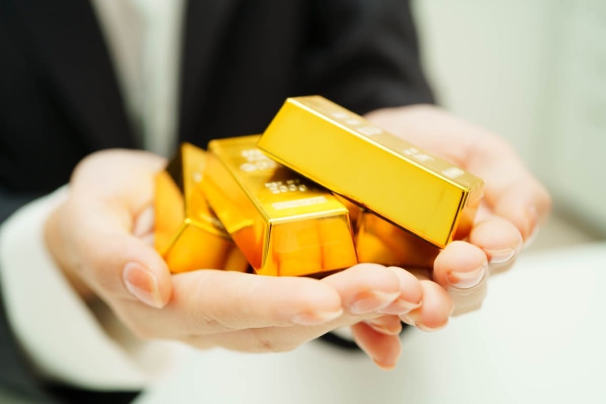 Gold rebounds from two-week low, climbs 0.58 percent to $4021.97 as Fed rate hike odds jump to 76 percent