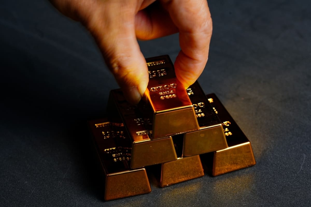 Gold Soars on Inflation Fears, Geopolitical Tensions, and Rate Outlook Shifts